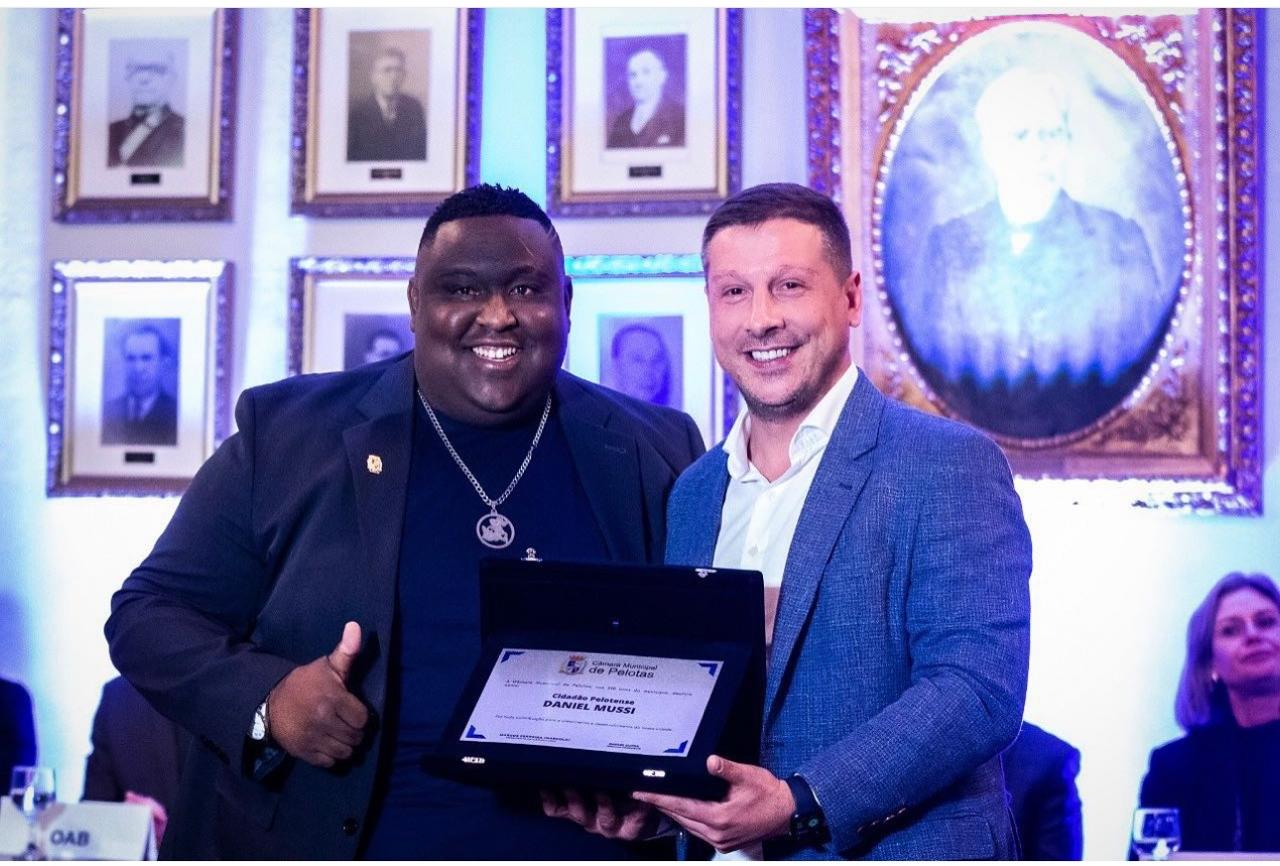 Daniel Mussi recebe a honraria Cidadão Pelotense na Câmara Municipal de Pelotas